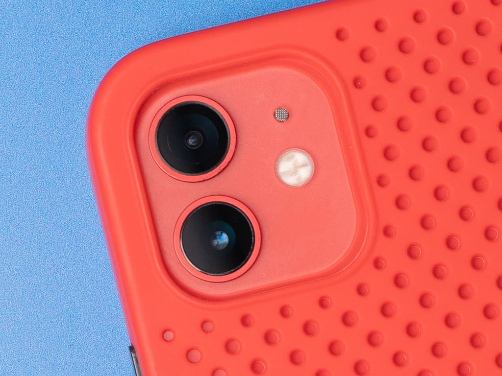 Děrovaný, gumový kryt na iPhone 12 a iPhone 12 Pro - Červený 3